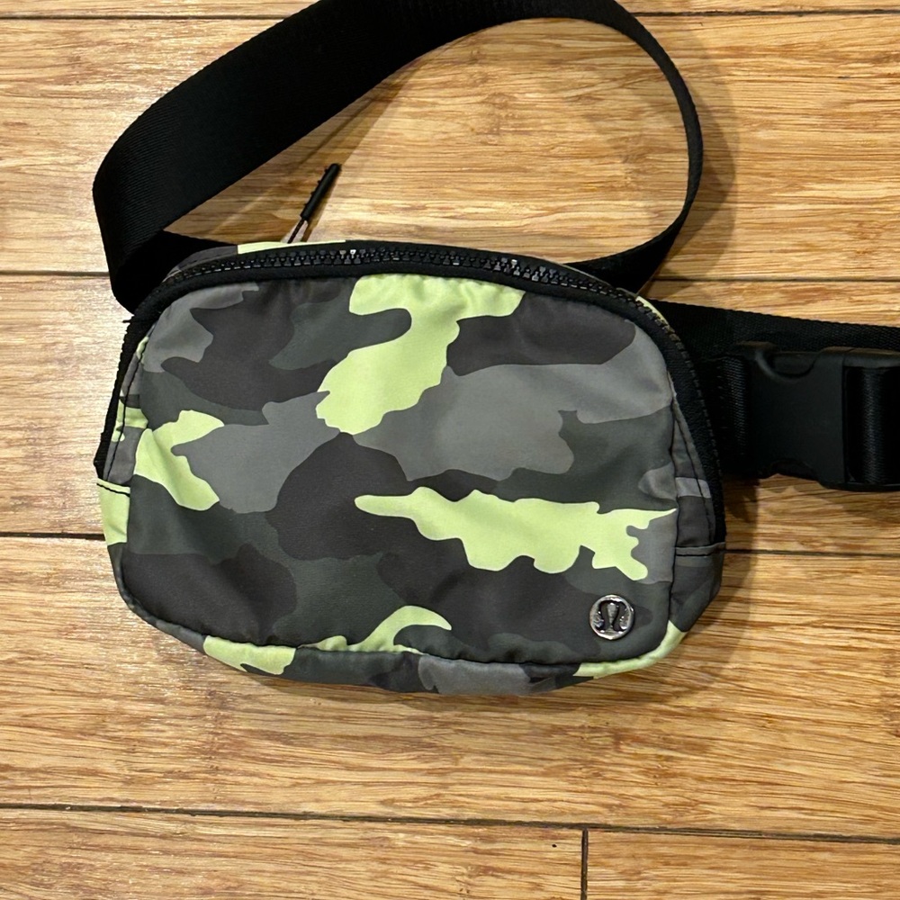 Lululemon Everywhere Belt Bag 1L Heritage 365 Camo Neo Mint Multi Black Colorway